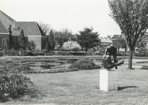502824 Gezicht op het Zwijgerplantsoen te Utrecht, met rechts het beeld Balspelers van J.A. Spiering.